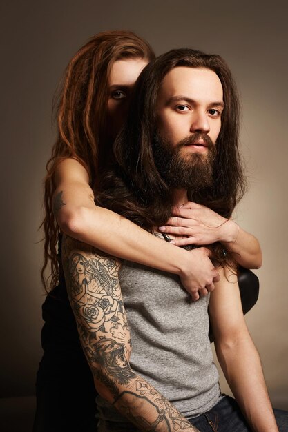 Hipster couplewoman et homme dans les câlins