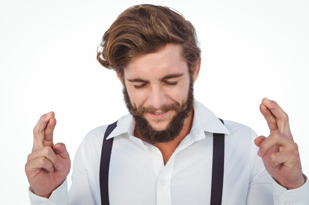 Hipster avec les doigts croisés