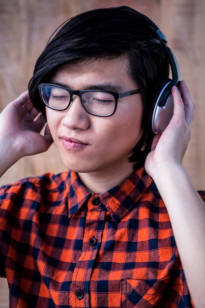 Hipster écoute de la musique avec un casque