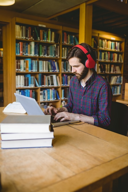 Hipster étudiant à la bibliothèque