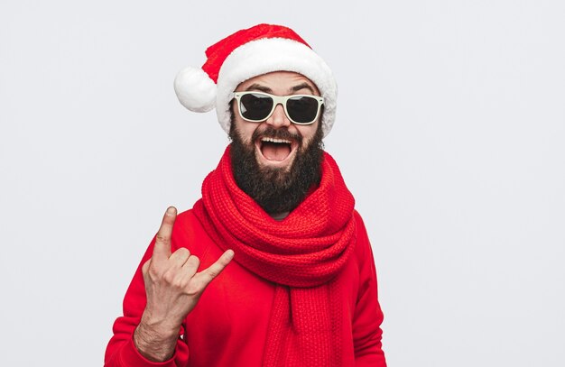 Hipster excité faisant des cornes le jour de Noël