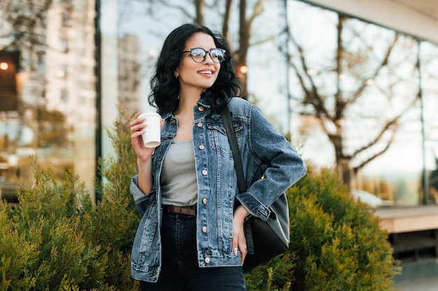 Hipster Féminin Avec Boisson Chaude Dans La Rue