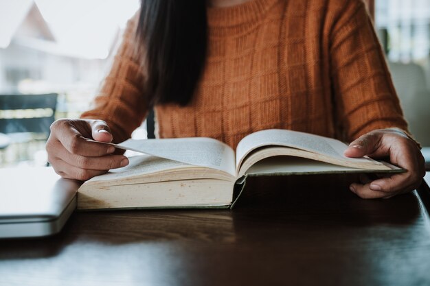 Photo hipster femme adolescent assis aime lire livre au café