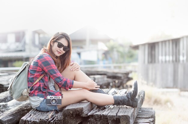 Hipster fille avec sac et appareil photo vintage