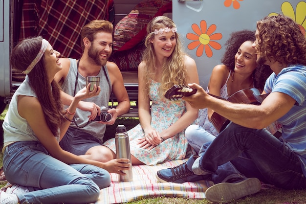 Hipster Friends De Camper Van Au Festival