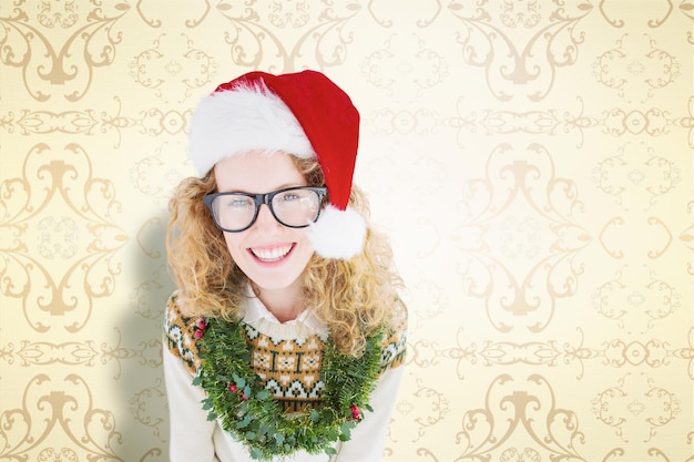 Hipster geek souriant à la caméra contre un élégant papier peint à motifs dans des tons crème