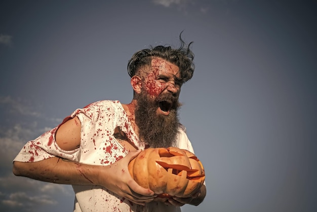 Hipster Halloween avec du sang rouge criant en colère