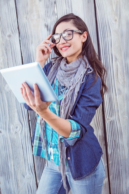 Hipster heureux tenant un tablet pc