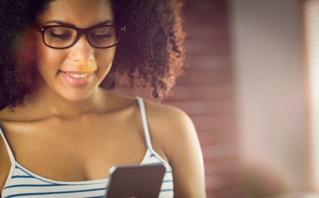 Hipster heureux en utilisant son téléphone