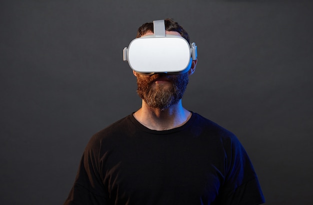 Hipster homme avec barbe à l'aide de lunettes de réalité virtuelle