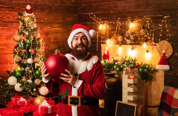Hipster homme barbu Père Noël célèbre le jour de l'Action de grâce et de Noël portrait du joyeux Père Noël avec