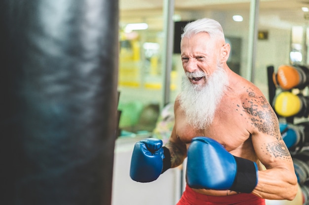 Hipster Homme Senior Boxe à L'intérieur Du Club De Gym De Remise En Forme De Formation