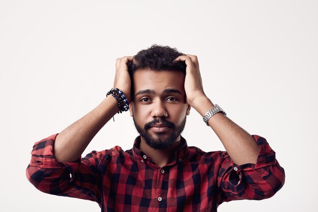 Hipster jeune afro-américain brutal à la mode