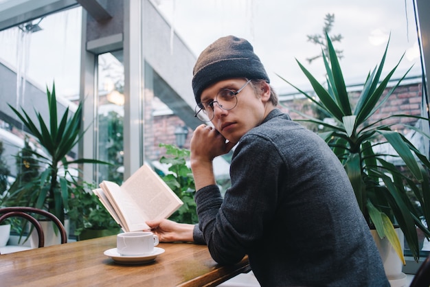 Hipster jeune homme dans un café