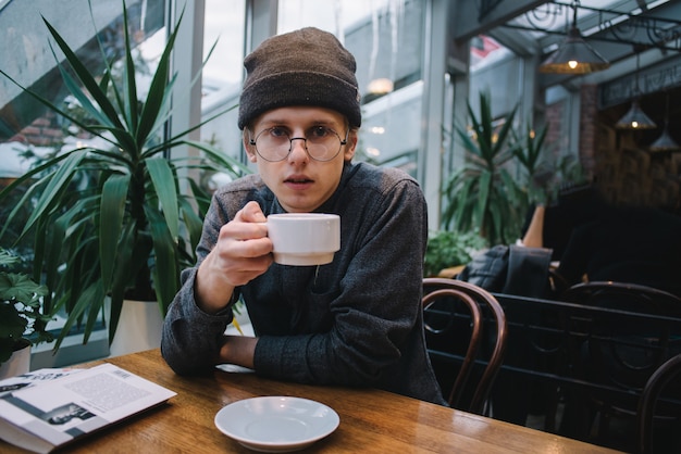 Photo hipster jeune homme dans un café