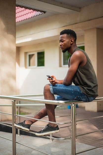 Hipster, un jeune homme utilisant un smartphone