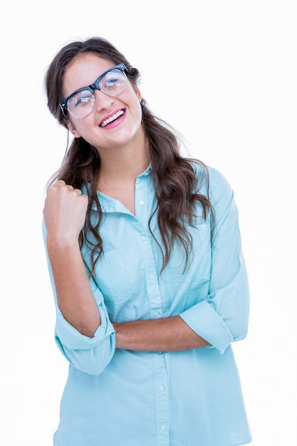 Hipster jolie geek avec une main dans ses cheveux en détournant les yeux