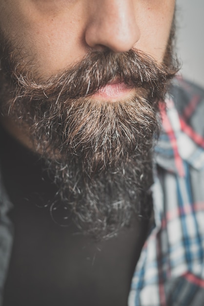 hipster long homme barbu et moustache