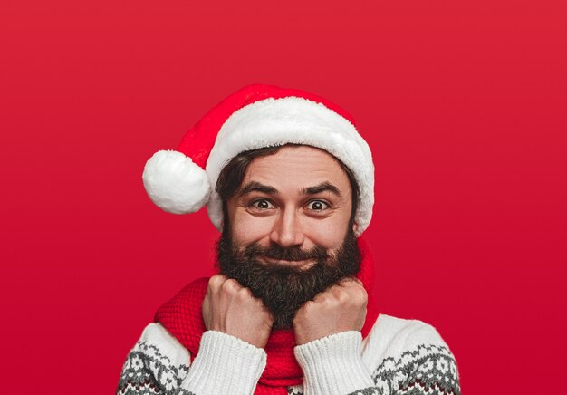 Hipster mâle barbu en bonnet de Noel