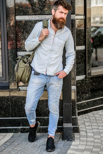 Hipster mature avec barbe Homme barbu marchant dans la rue mode masculine moderne prêt pour l'aventure hipster caucasien brutal avec moustache découverte de vacances de style urbain concept d'aventure