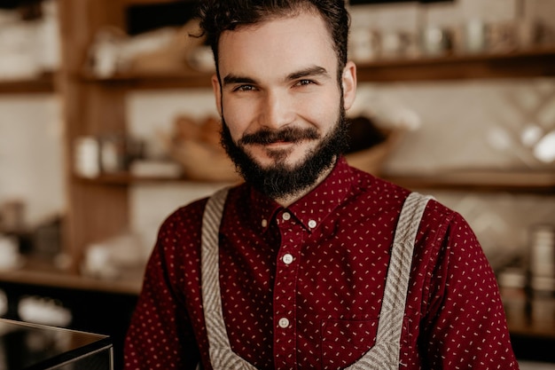 Photo hipster ravi travaillant dans un café