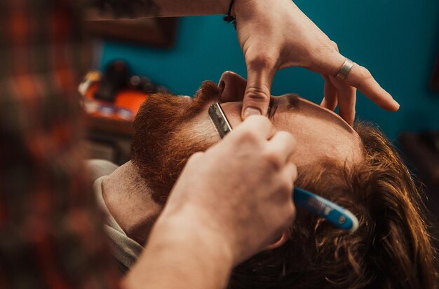 Photo un hipster se coupe la barbe