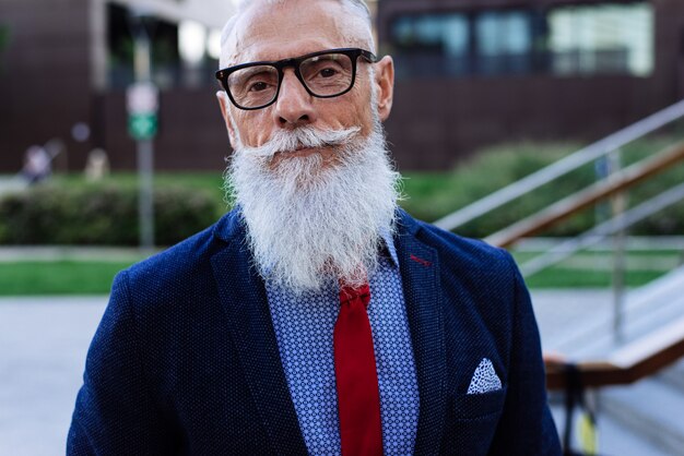 Hipster senior avec des portraits de barbe élégants