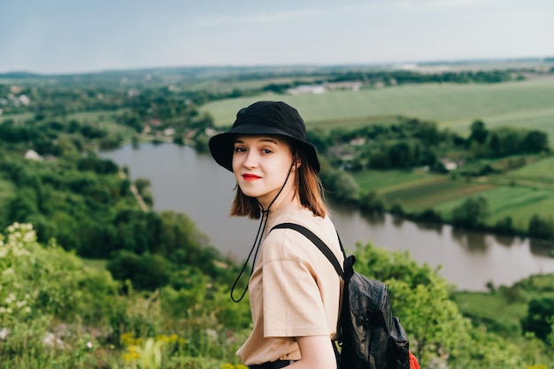 Une hipster souriante est engagée dans le tourisme intérieur