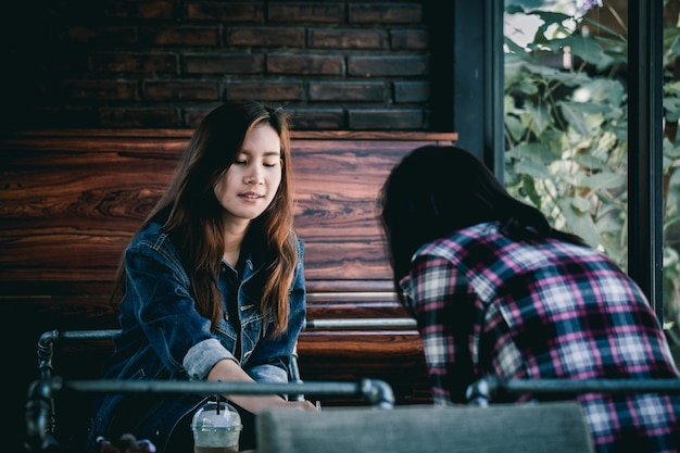 Hipster teenage asiatique avec un ami au café.