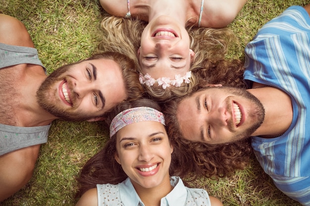 Hipsters allongé sur l&#39;herbe en souriant