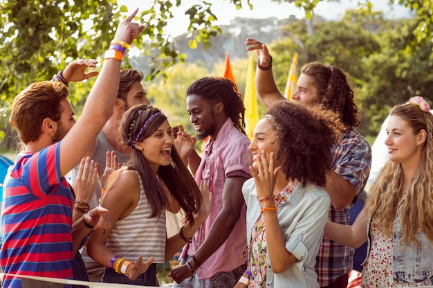 Hipsters heureux dansant sur la musique