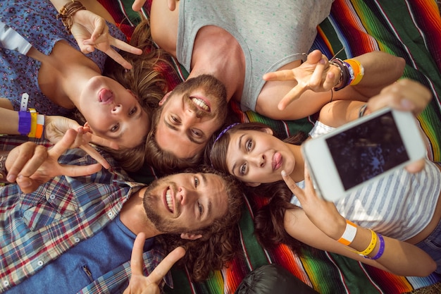 Hipsters heureux posant pour selfie