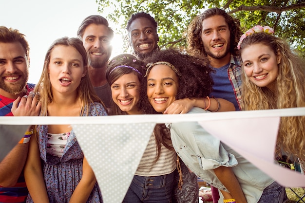 Photo hipsters heureux, souriant à la caméra