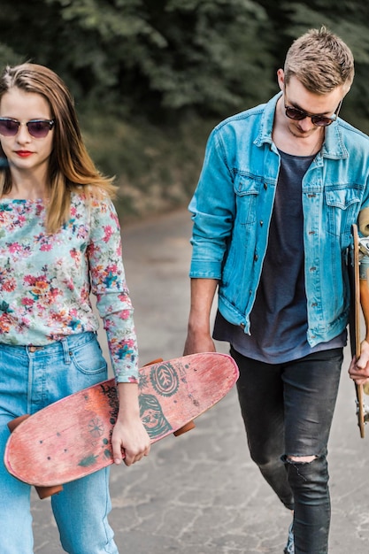 Hipsters avec planches à roulettes