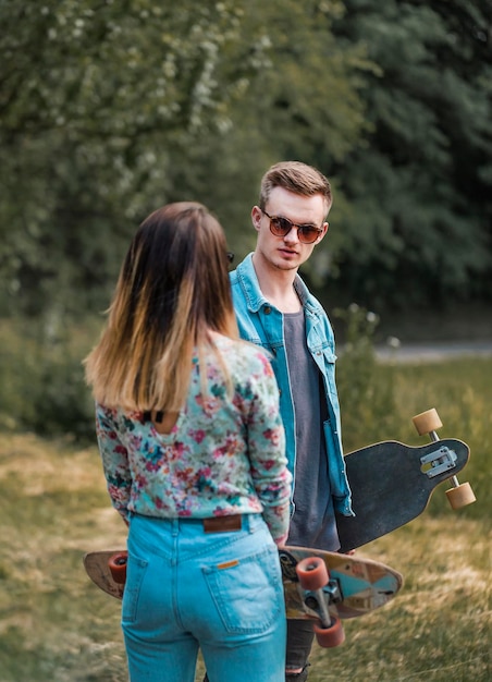 Hipsters avec planches à roulettes