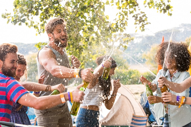 Photo hipsters pulvériser de la bière les uns sur les autres