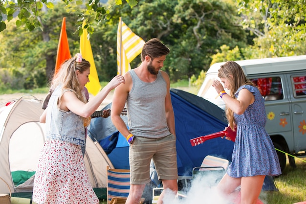 Hipsters s&#39;amuser dans leur camping