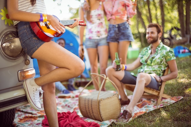 Hipsters s&#39;amuser dans leur camping