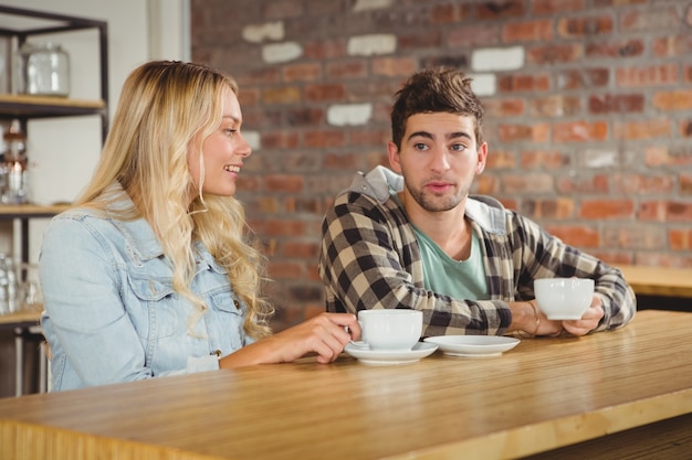 Hipsters souriant assis et parlant