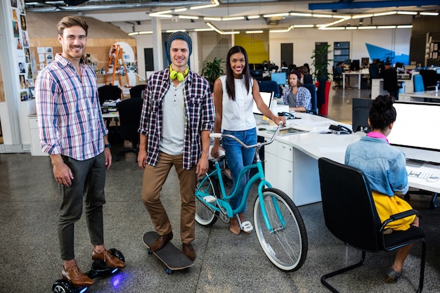 Hipsters avec vélo, skate et smart board