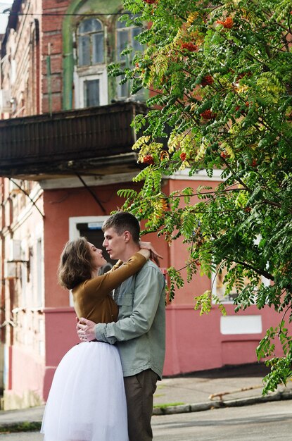 Histoire d'amour. couple drôle élégant. jeune homme, femme élégante dans la ville d'automne s'amusant, marchant. Aimer