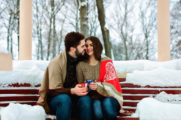 Histoire d'amour. Couple marchant dans la ville d'hiver. Jeune homme d'affaires en veste bleue, barbe. Belle femme