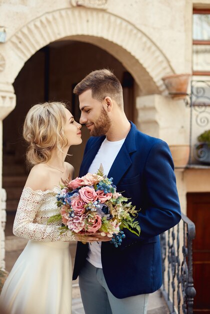 Histoire d'amour d'une femme et d'un homme. Couple amoureux embrasse, un beau couple oriental. Un homme dans une veste et une femme dans une longue robe légère luxueuse