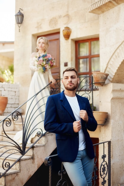 Histoire d'amour d'une femme et d'un homme. Couple amoureux embrasse, un beau couple oriental