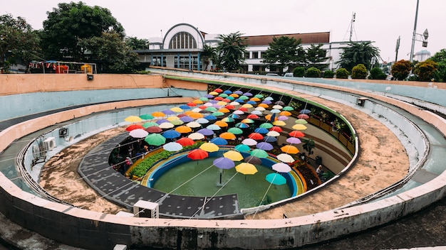 Photo historique de l'installation de parapluies colorés dans le passage souterrain de kota tua.