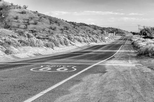 L'historique Route 66 avec signe de la chaussée en Californie USA