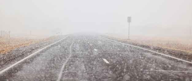 hiver autoroute chutes de neige arrière plan brouillard mauvaise visibilité