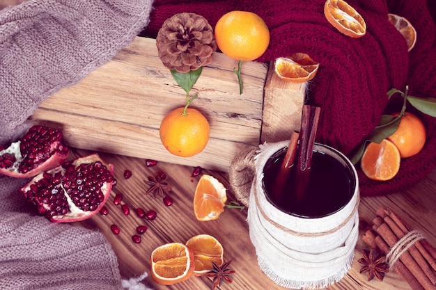 Hiver chaud avec du thé et des mandarines