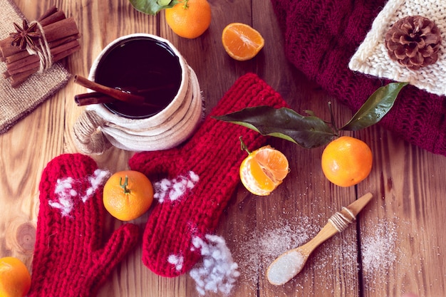 Hiver chaud avec mitaines, thé et mandarines