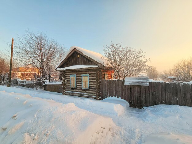 Hiver dans la campagne russe Neige devant l'entrée de la ferme